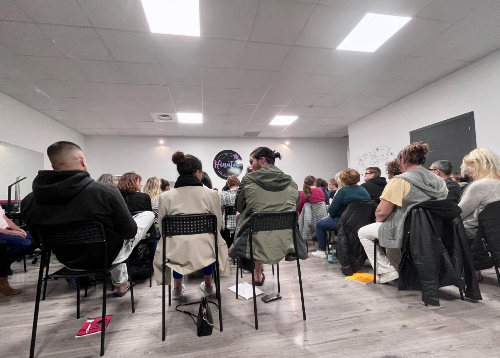 Un atelier dans la salle du Centre Hinatea