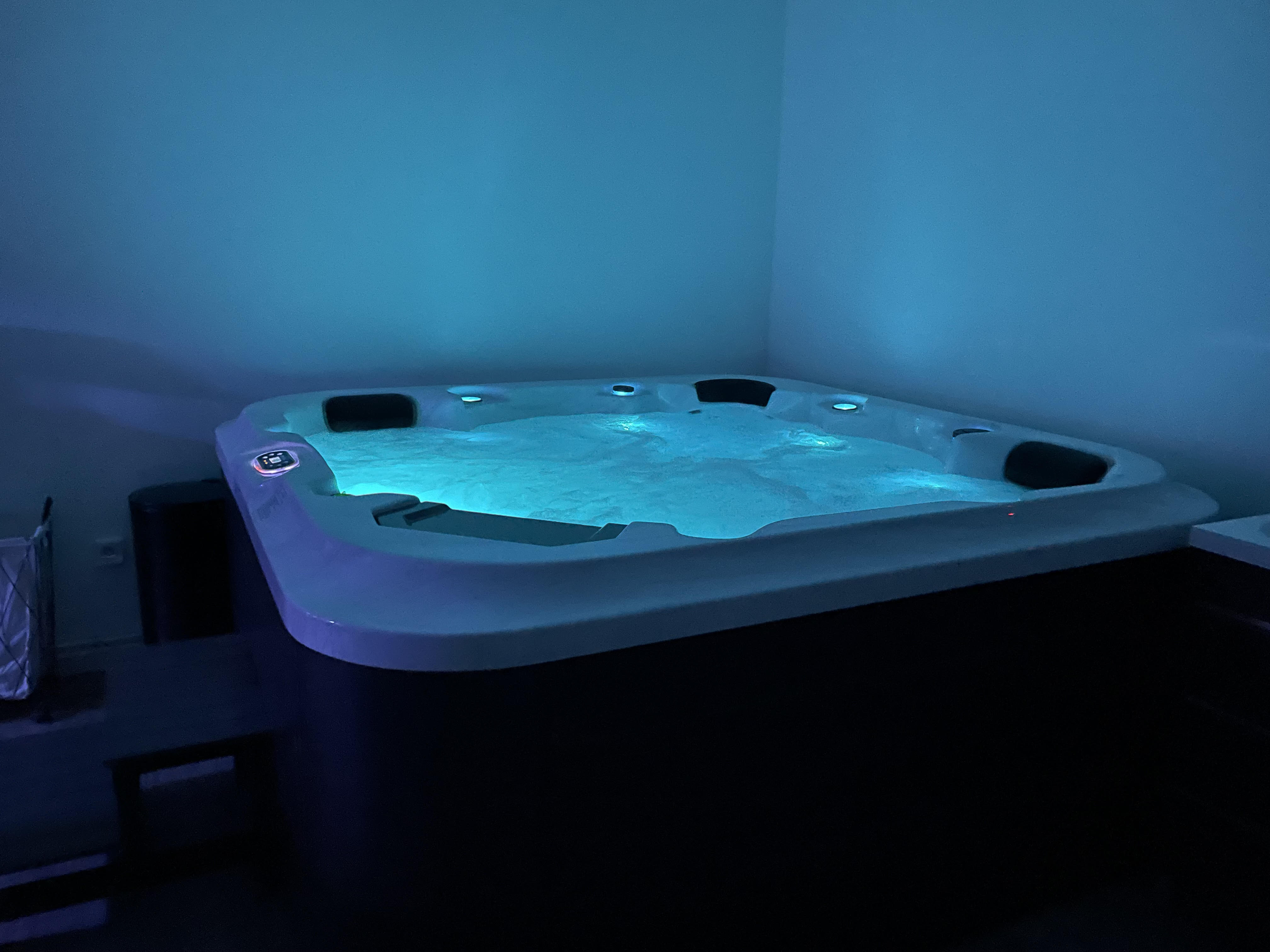 Le jacuzzi privatif de l'espace détente du Centre Hinatea
